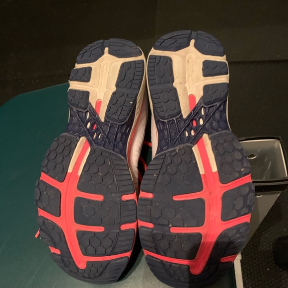 ASICS - Picture 2 of 4